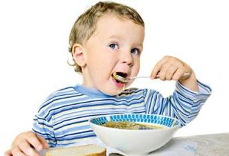 Как научить ребенка правильно держать ложку и кушать самостоятельно: рекомендации доктора Комаровского С какого возраста можно приучать ребенка есть ложкой самостоятельно