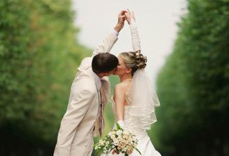 What should a beautiful kiss be like at a wedding?