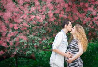 Valokuvaus raskaana olevasta naisesta kotona Valokuvaus raskaana olevista naisista kentällä