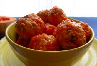 Chicken meatballs with rice and tomato sauce Recipe for minced chicken meatballs in a slow cooker