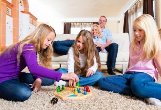Juegos y competiciones en familia, durante el tiempo libre y durante las vacaciones familiares. ¿A qué juego debería jugar la familia en casa?